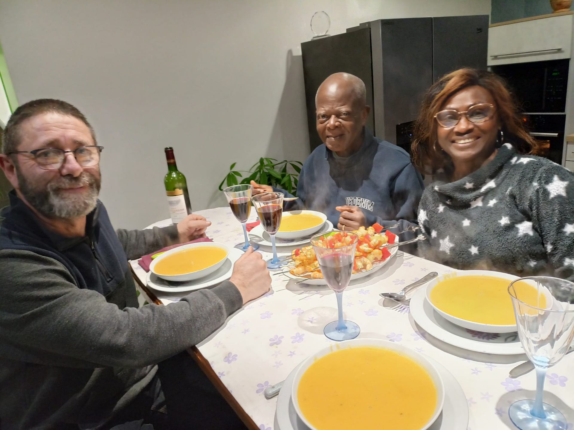 MBOGBE MBOGBE avec sa belle-sœur et son beau-frère autour d'un repas