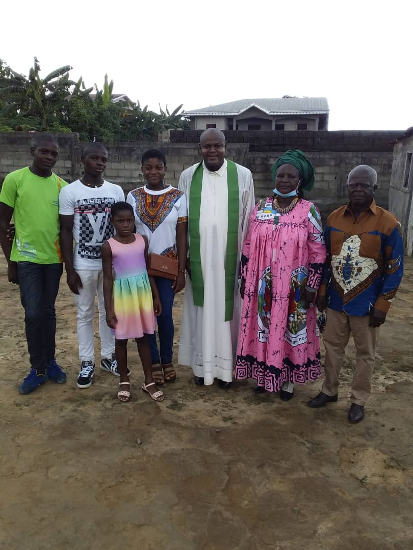 MBOGBE MBOGBE en tenue de célébrant, entouré de la famille