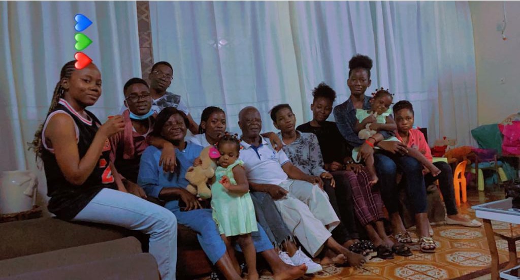MBOGBE MBOGBE entouré de sa famille réunie à la maison