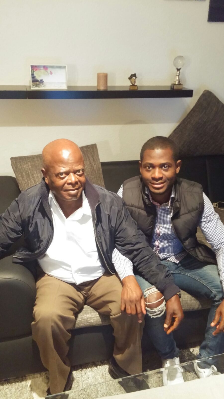 MBOGBE MBOGBE et son fils assis côte à côte