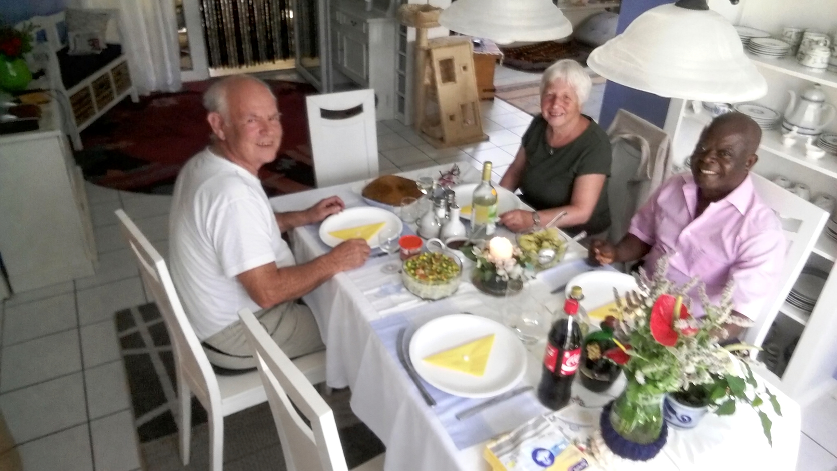 MBOGBE MBOGBE souriant à table lors d'un repas en famille