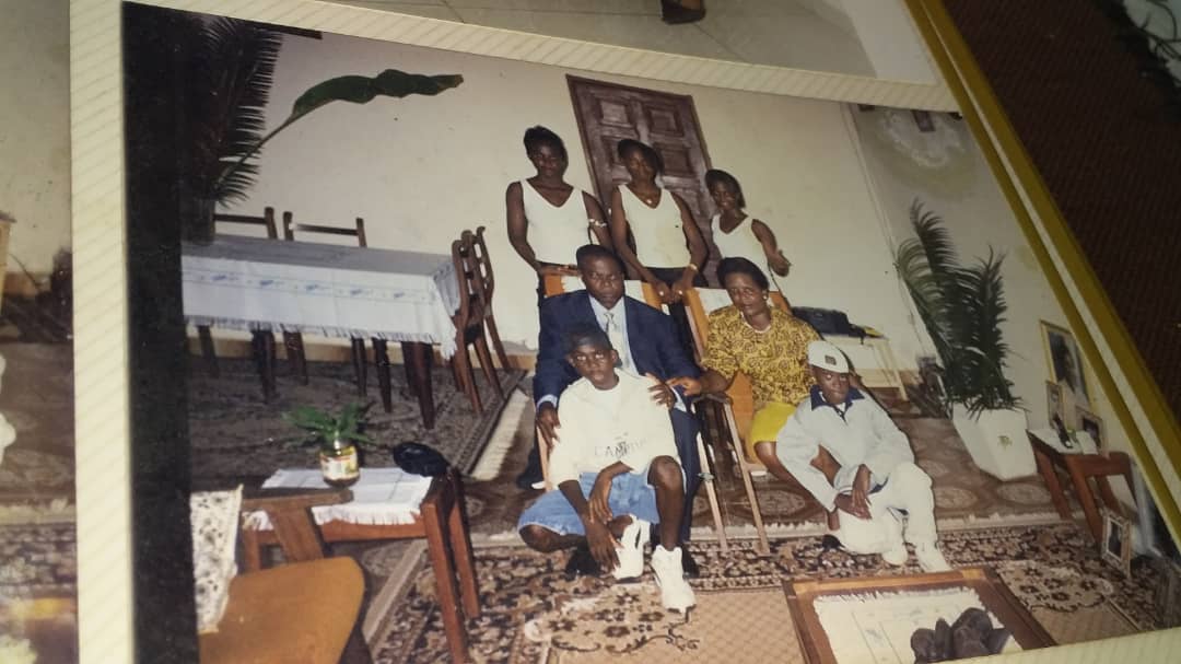 Photographie ancienne de la famille réunie au salon