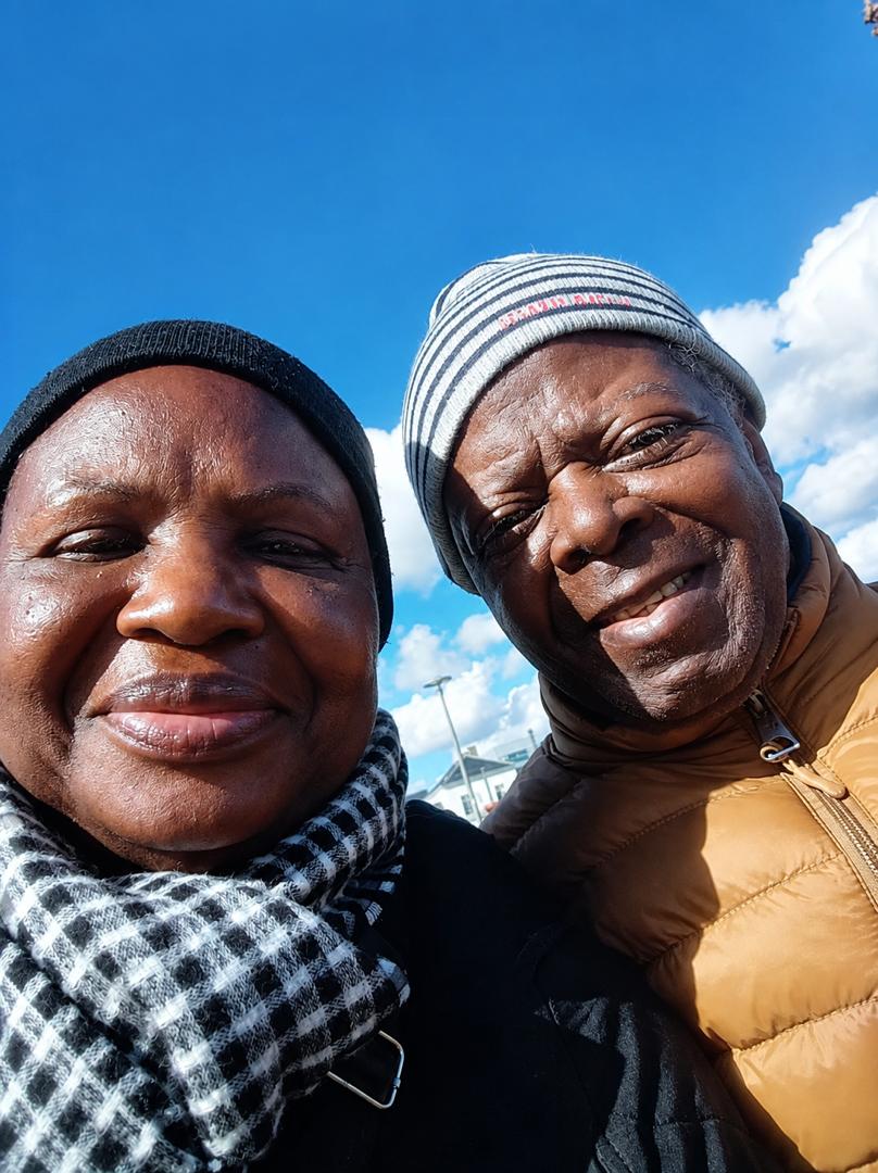 MBOGBE MBOGBE et son épouse, en hiver
