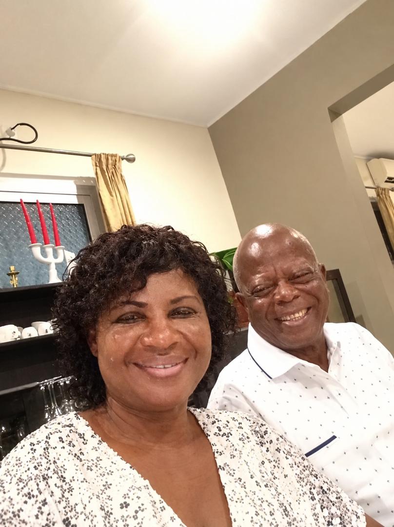 MBOGBE MBOGBE souriant aux côtés de son épouse lors d'une sortie