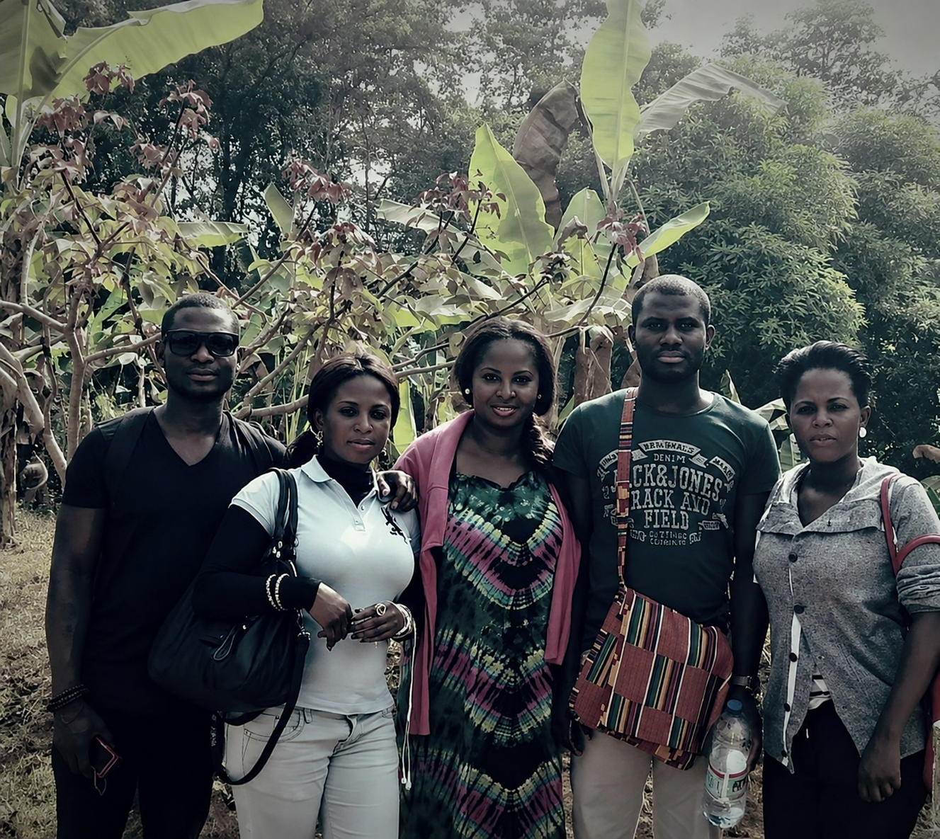 Les enfants réunis au village, dans la plantation familiale