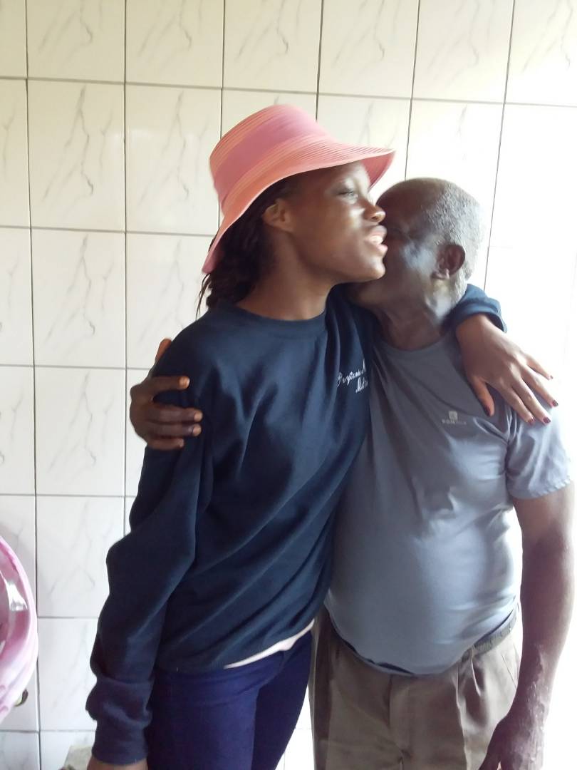 MBOGBE MBOGBE embrassé par sa petite-fille