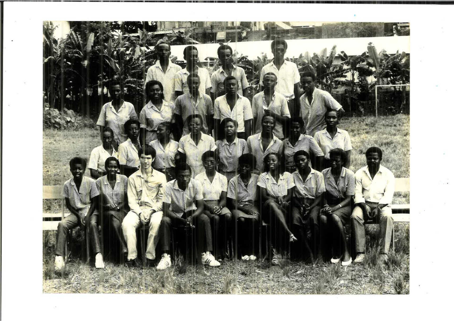 MBOGBE MBOGBE avec un groupe d'élèves et d'enseignants