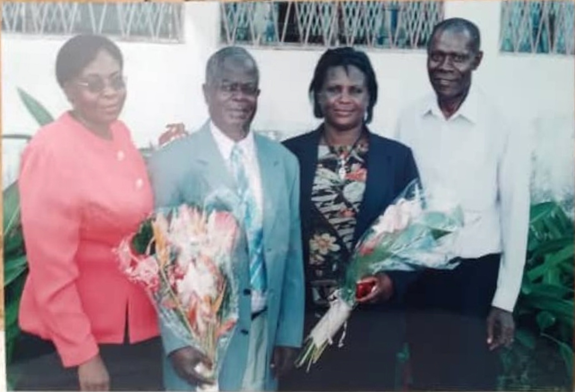 MBOGBE MBOGBE et trois proches tenant des bouquets de fleurs