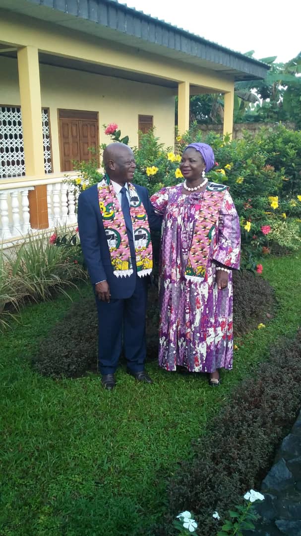 MBOGBE MBOGBE et son épouse devant la maison familiale