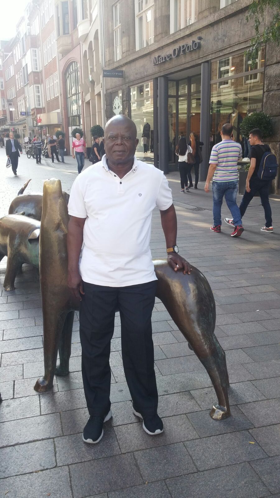 MBOGBE MBOGBE en ville, près de statues de bronze