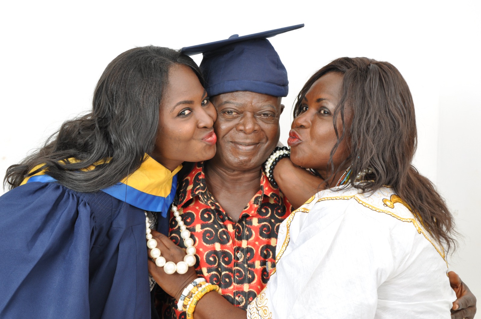 MBOGBE MBOGBE coiffé de la toque de diplômé, embrassé par sa fille Michèle