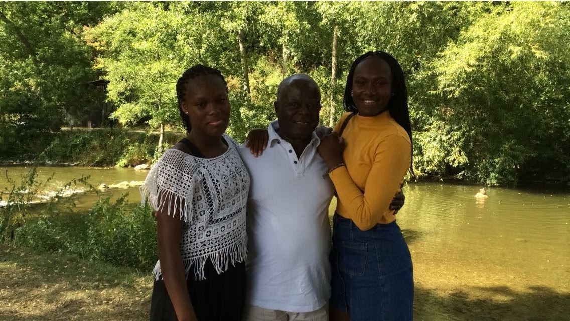 MBOGBE MBOGBE entouré de deux proches à la campagne
