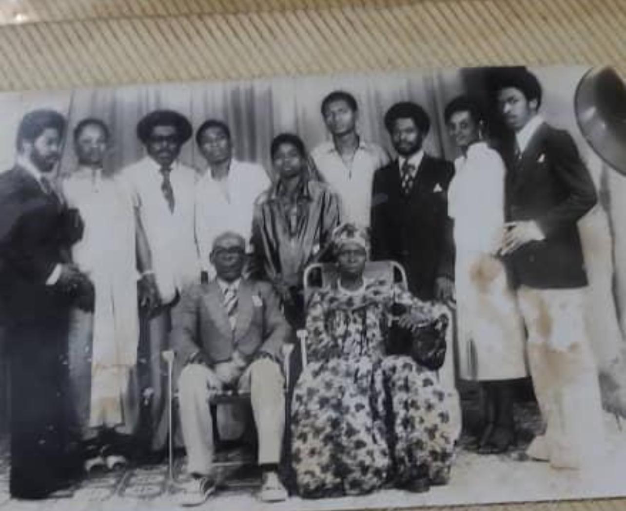 Photographie ancienne en noir et blanc de la grande famille réunie