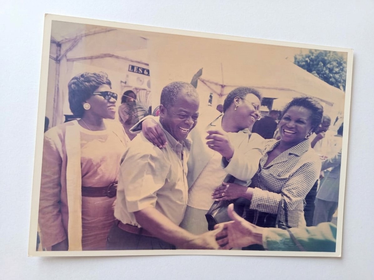 Photographie ancienne de MBOGBE MBOGBE riant lors de retrouvailles